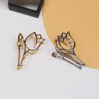 Gold and silver rose-shaped hair clips, elegant accessories for women, perfect for adding a touch of sophistication to any hairstyle. Ideal for everyday wear or special occasions.