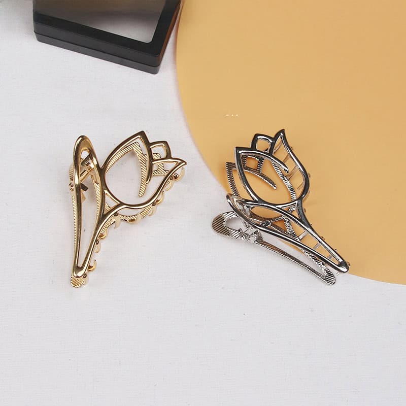 Gold and silver rose-shaped hair clips, elegant accessories for women, perfect for adding a touch of sophistication to any hairstyle. Ideal for everyday wear or special occasions.