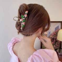 Non-slip pink hair clip with strawberry design for women’s hair accessories, elegant and fashionable.