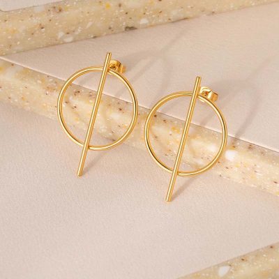 Gold hoop earrings with a modern minimalist bar design, perfect for fashionable accessories and optical style. Elegant jewelry suitable for everyday wear or special occasions.