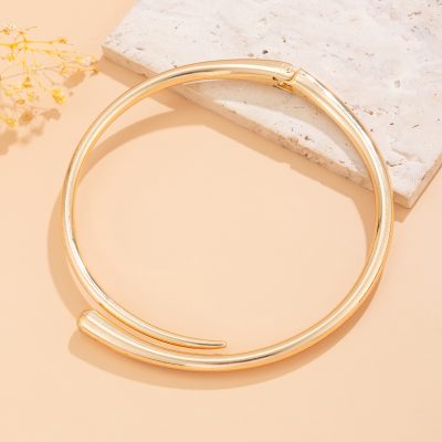 Elegant gold bracelet jewelry accessory for women, trendy and fashionable, perfect for everyday wear and special occasions.