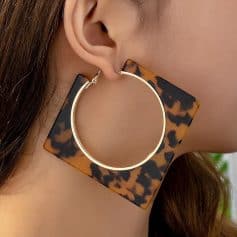 Bold tortoise-shell square hoop earring for women, modern jewelry accessory, fashion statement, stylish and trendy, perfect for casual or formal outfits.
