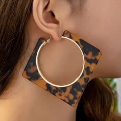Tortoise shell hoop earrings with square frame, fashionable statement jewelry, stylish accessories for women, trendy fashion earrings for the modern look.