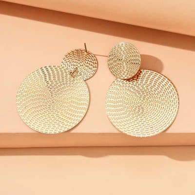 Light-colored woven decorative plates displayed on a peach-colored wall, highlighting modern home decor and aesthetic interior design.