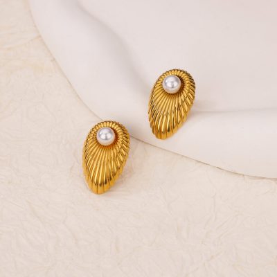 Genuine gold and pearl vintage-inspired earrings with elegant design, perfect for luxury jewelry collections. Ideal for enhancing your style with high-quality, stylish accessories.