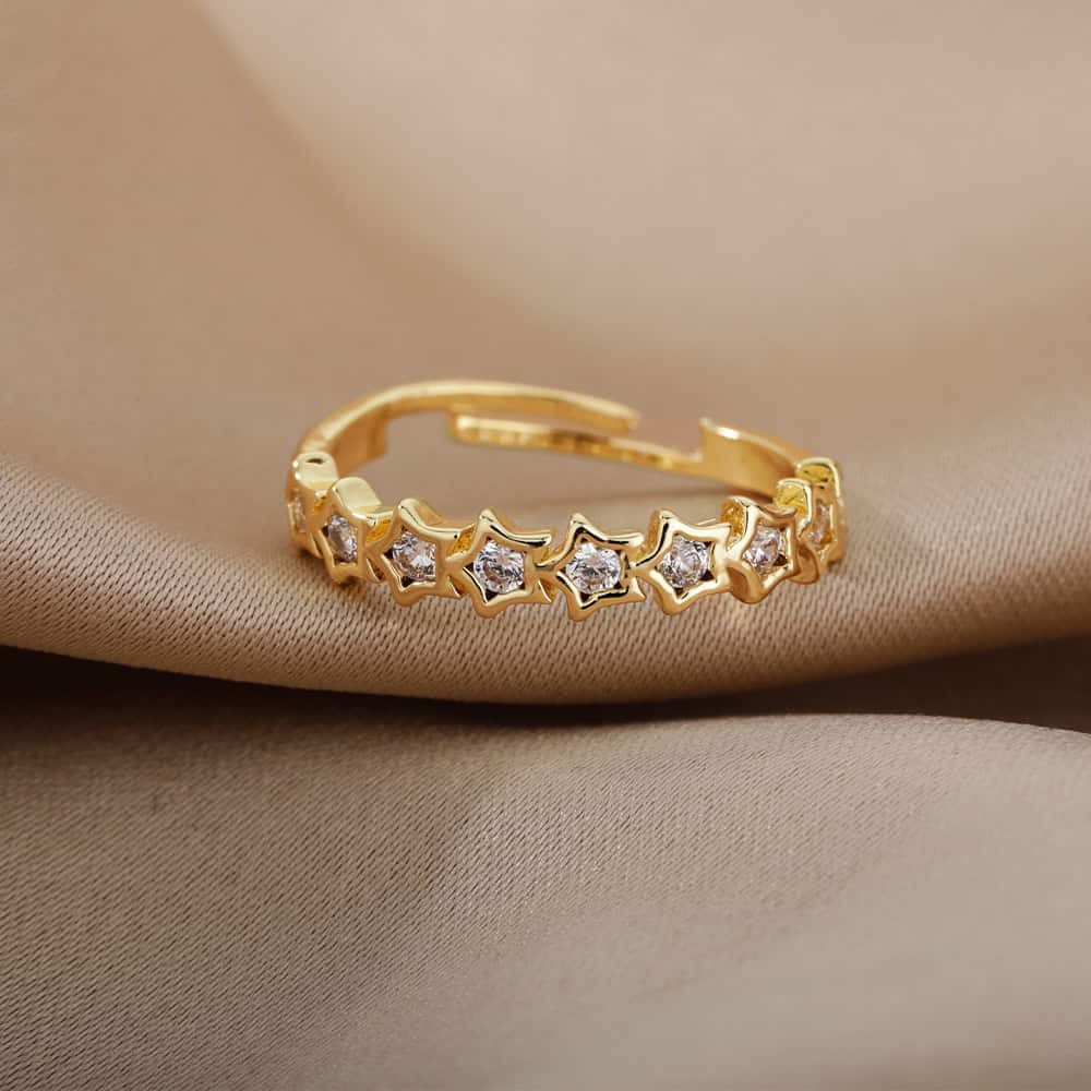 Elegant gold star-shaped diamond ring for women, luxury jewelry from Monalisa Store. Perfect for special occasions and stylish accessories.