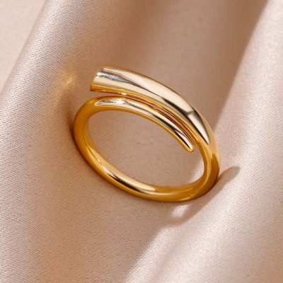 Elegant gold and silver minimalist ring, perfect for stylish jewelry collections and fashion accessories. Made with high-quality materials, suitable for various occasions and everyday wear.