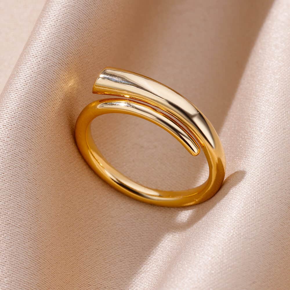 Elegant gold and silver minimalist ring, perfect for stylish jewelry collections and fashion accessories. Made with high-quality materials, suitable for various occasions and everyday wear.