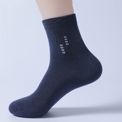 Comfortable black athletic sock with modern design, ideal for sports and casual wear, featuring enhanced support and breathable material to prevent slipping during activities.