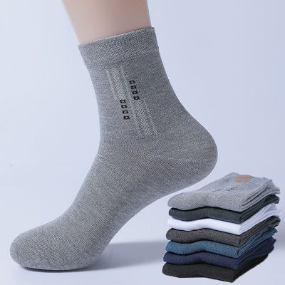 Comfortable gray ankle socks with breathable fabric and stylish design, ideal for everyday wear and athletic activities. Perfect for men and women seeking premium quality sock options.