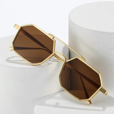 Gold-framed geometric sunglasses with brown lenses, stylish and modern eyewear for fashion and UV protection. Perfect accessory for trendy summer looks.
