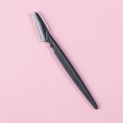 Precision eyebrow razor for easy grooming and shaping, ideal for women and men, made of stainless steel and eco-friendly materials, available at Monalisa Store.