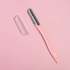 Disposable razor with pink handle and travel case for skincare, shaving, and grooming | Monalisa Store.