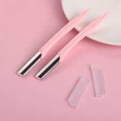 Pink eyelash curlers for beauty and makeup, with clear replacement pads on a pastel pink background. Perfect for enhancing eyelash curl and creating a stunning eye look.