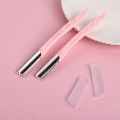 Pink eyelash curlers for beauty and makeup, with clear replacement pads on a pastel pink background. Perfect for enhancing eyelash curl and creating a stunning eye look.