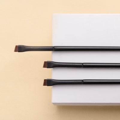 Soft makeup brushes for professional beauty and skincare application, perfect for eyeshadow, concealer, and blending. High-quality tools from Monalisa Store for flawless makeup looks.