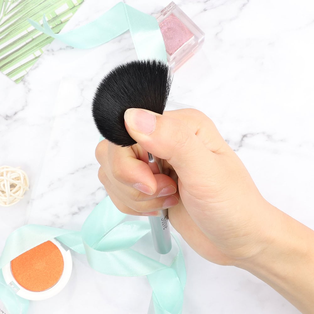 Soft makeup brush for face and blush, ideal for professional beauty and cosmetic use. Perfect for blending powders and creating a flawless look. Suitable for all skin types and makeup enthusiasts.