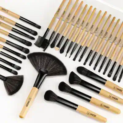 High-quality makeup brushes set with natural wood handles and black synthetic bristles, ideal for professional and everyday cosmetics application. Perfect for eyes, face, and contour makeup routines.