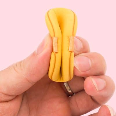 Comfortable yellow feminine hygiene sponge with elastic straps for easy use and optimal support. Perfect for maintaining hygiene and comfort during menstruation or postpartum recovery. Suitable for women seeking reliable sanitary products.