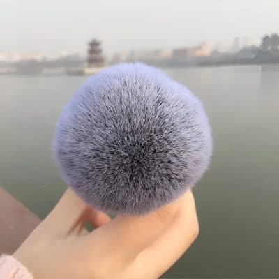 Deluxe makeup brush cleaning puff with soft, dense bristles for flawless foundation and makeup application on the face. Perfect for professional and home use, ensuring a smooth makeup finish.