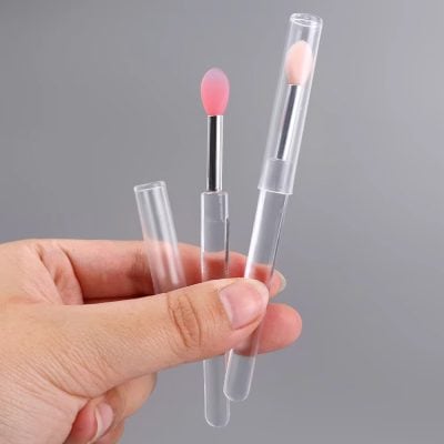 Disposable cosmetic applicators with soft pink tips for skincare, beauty, or eyelash extensions. Ideal for precise makeup application, skincare routines, or eyelash extension procedures.
