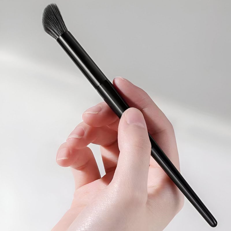 Precision makeup brush for eyes and face, ideal for blending, contouring, and detailed application at Monalisa Store. Perfect for professional and everyday beauty routines.