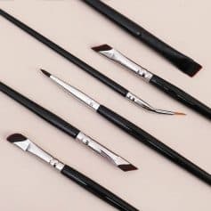 High-quality makeup brushes set for professional and everyday use, perfect for cosmetics application, blending, and detailed makeup artistry at Monalisa Store.