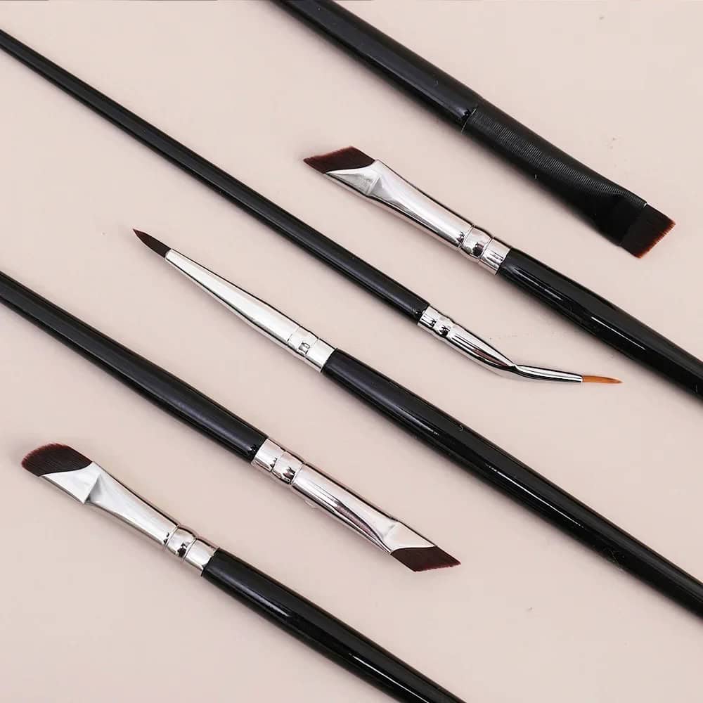 High-quality makeup brushes set for professional and everyday use, perfect for cosmetics application, blending, and detailed makeup artistry at Monalisa Store.