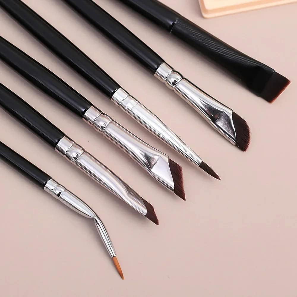 Precise makeup brushes set for professional and everyday beauty applications at Monalisa Store, perfect for creating flawless looks and defining your eyes, lips, and face.