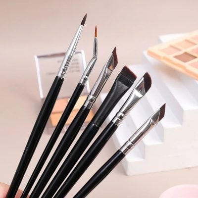 Elegant makeup brushes set for professional and everyday cosmetic application, featuring fine tips and soft bristles for flawless beauty routines.
