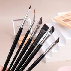 Brush set with professional makeup tools including angled brushes, flat brushes, and eyeshadow brushes for cosmetic application. Perfect for beauty enthusiasts and makeup artists.
