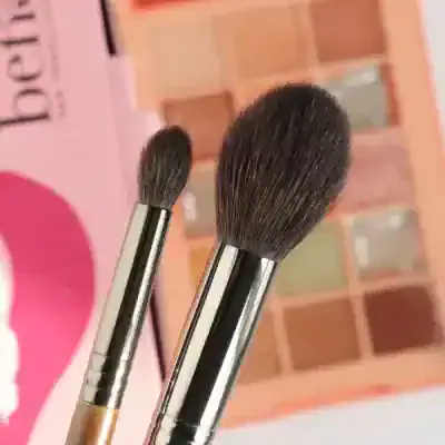 Soft makeup brushes for professional and everyday use, featuring synthetic bristles and sleek metal handles, perfect for blending powders and contouring.