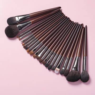 High-quality makeup brushes set for cosmetics application at Monalisa Store, featuring a variety of professional brushes for foundation, blush, eyeshadow, and more. Perfect for beauty enthusiasts and professionals.