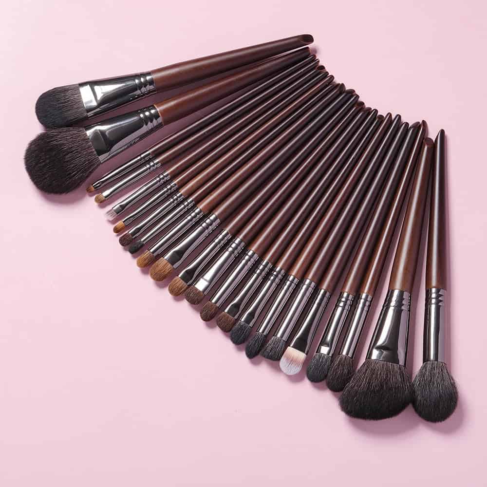 High-quality makeup brushes set for cosmetics application at Monalisa Store, featuring a variety of professional brushes for foundation, blush, eyeshadow, and more. Perfect for beauty enthusiasts and professionals.