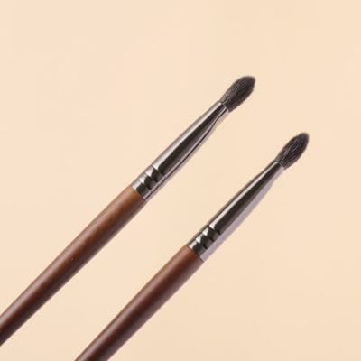 Soft-bristle makeup brushes with wooden handles, ideal for cosmetic application and skincare routines. Perfect for beauty enthusiasts and professional makeup artists.