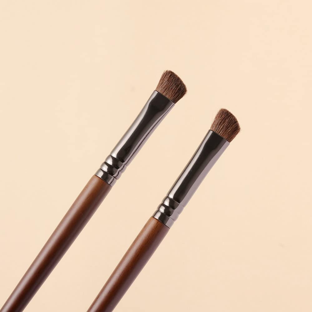 Soft-bristle makeup brushes for professional cosmetic application and skincare routines. Perfect for eyeshadow, blending, and face makeup. High-quality, stylish, and designed for beauty enthusiasts.