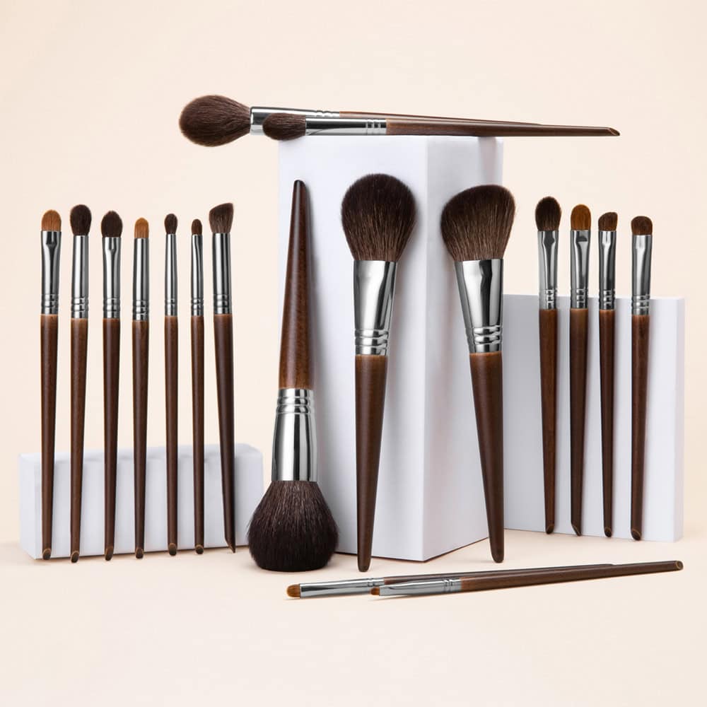 High-quality makeup brushes set with wooden handles and soft bristles, perfect for professional and everyday cosmetic application. Ideal for face, eyes, and detail makeup work.