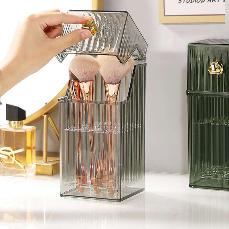 Luxury makeup brush holder with transparent design, ideal for organizing beauty tools in a chic and stylish way. Perfect for makeup enthusiasts and professional artists.