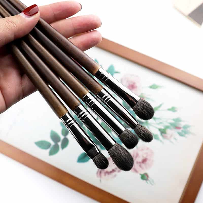Soft natural makeup brushes with wooden handles and synthetic bristles for professional makeup application and beauty routines. Perfect for cosmetics, eyeshadow, blush, and contouring.