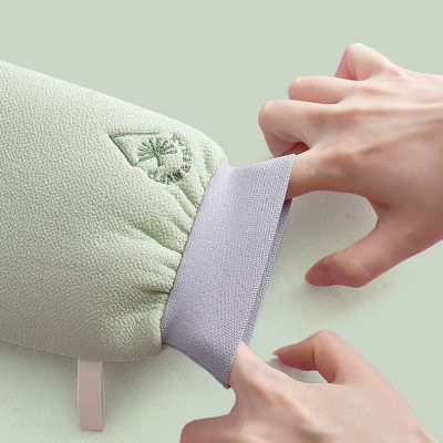 Microfiber pillow with embroidered logo for eye care, soft and comfortable, ideal for optometry and vision health, suitable for sleep and relaxation.