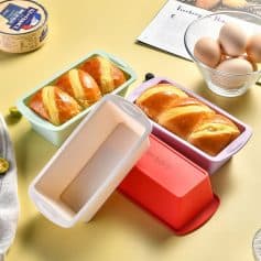 Soft-close food storage containers with pastel colors ideal for preserving baked goods and eggs, perfect for a modern kitchen.