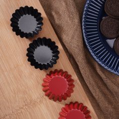 Black and red ceramic tart pans for baking and cooking. Perfect for making small desserts, tarts, and pastries with professional quality. Compact and durable kitchen accessories from Monalisa Store.