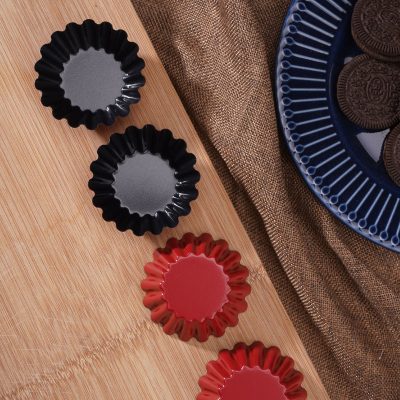 Black and red ceramic tart pans for baking and cooking. Perfect for making small desserts, tarts, and pastries with professional quality. Compact and durable kitchen accessories from Monalisa Store.