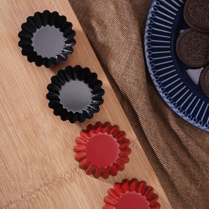 Black and red ceramic tart pans for baking and cooking. Perfect for making small desserts, tarts, and pastries with professional quality. Compact and durable kitchen accessories from Monalisa Store.