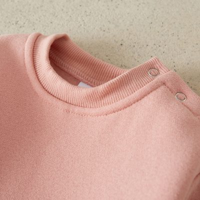 Pink sweatshirt with round neckline and snap button details, casual and comfortable clothing for women at Monalisa Store optimal fashion and style.
