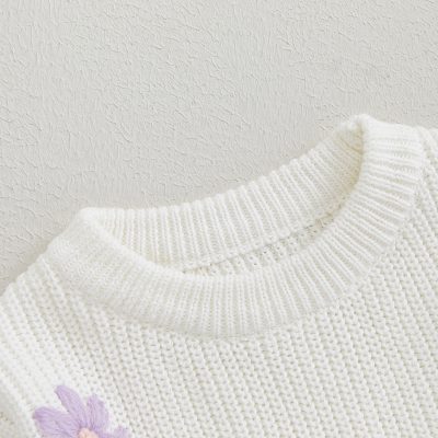 Knitted white sweater with purple flower detail, cozy and stylish casual wear for women, perfect for fall and winter fashion, Monalisa Medical Store opt.