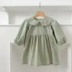 Flower girl dress with embroidered daisies and lace collar, pastel green, perfect for special occasions and baptisms.
