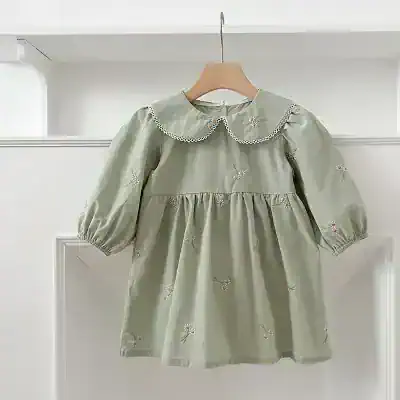 Flower girl dress with embroidered daisies and lace collar, pastel green, perfect for special occasions and baptisms.
