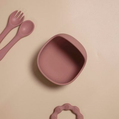 Pink baby feeding set including bib, spoon, fork, and bowl on beige background for Monalisa Store opt product SEO.
