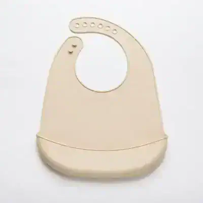 Silicone baby bib with adjustable neck strap and spill pocket, soft and lightweight for feeding and mealtime convenience. Perfect for infants and toddlers.